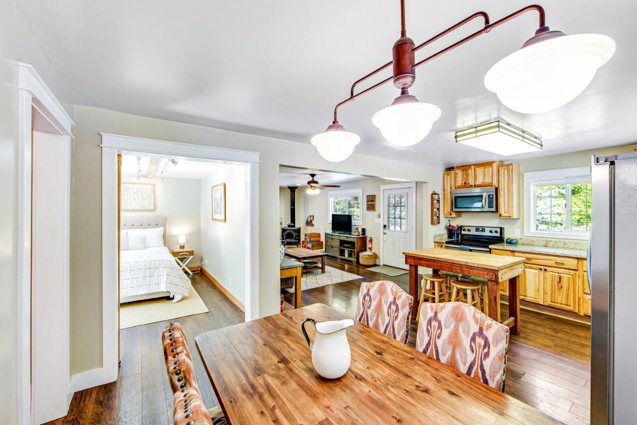Orchard Near The River Escape Forestville 외부 사진